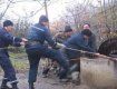 В Русских Комаровцах спасатели вытянули из колодца мужчину
