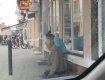 Ужгородська циганка відбирає у сліпого дідуся-інваліда гроші та хліб
