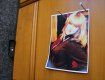 Активистка Ульяна Бляшин прибила портрет своей сестры ко входу в здание СБУ
