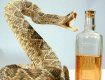 На китаянку напала змея, запечатанная в бутылке с алкоголем