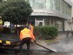 В Ужгороде во время дождя коммунальщики кладут асфальт на дорогу