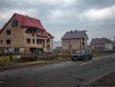 Блоггера поразили недостроенные дома-дворцы вдоль трассы в Закарпатской Рублевке