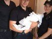 Малышку назвали Леся - в честь патрульной, которая не покинула девочку
