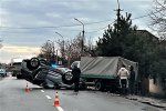 Жорстке ДТП в Закарпатті: Hyundai протаранив вантажівку і "став" на дах
