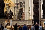 «Спасите украинских детей»: Голый мужчина забрался на алтарь собора Святого Петра в Ватикане