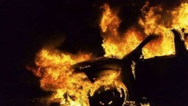 Оснащений газовим балоном автомобіль вибухнув і повністю згорів у Мукачево