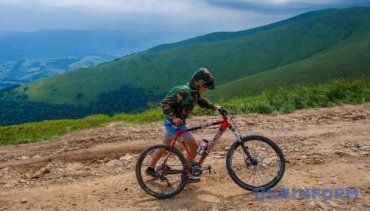 Горы в Закарпатье остаются едвали не самыми популярными среди путешественников на велосипедах