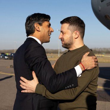 Самолет с президентом Украины на борту приземлился в аэропорту Станстед, его встречал премьер Риши Сунак