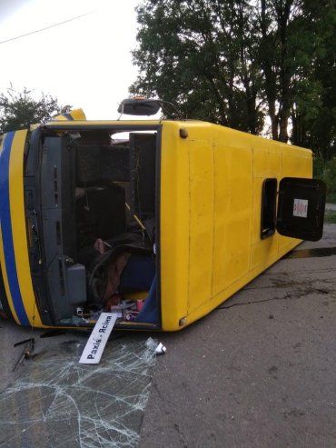 Не інакше як витівки шайтана! Автобус “Ясіня-Рахів” занесло і він упав на бік — є постраждалі!
