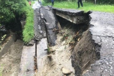 "Круто". Сильные дожди разрушили еще один мост в Закарпатье