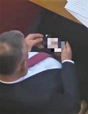 В Сербии депутата парламента подловили на просмотре порно прямо на заседании