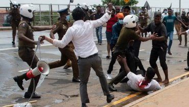 Голодные жители Шри-Ланки избивают журналистов и сжигают виллы политиков, грабят дома