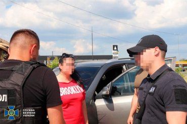 Такса $12 000: В Закарпатье взяли "на горячем" переправщицу военнообязанных