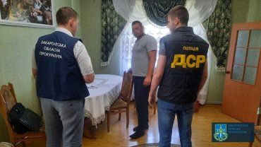 В Закарпатье местного депутата и сельского главу поймали на дерибане земли