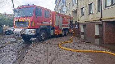 Ужгород "поплыл": Спасатели откачивают воду в подвалах домов