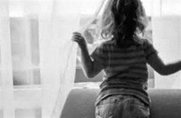 Маленькая девочка забралась на подоконник и выпала из окна многоэтажки в Ужгороде 