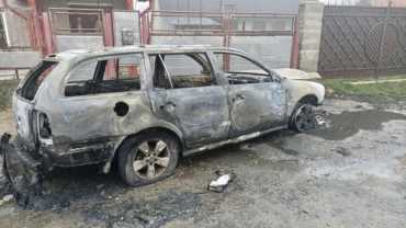 Пожар в Закарпатье: От припаркованного возле дома авто остался лишь обугленный каркас