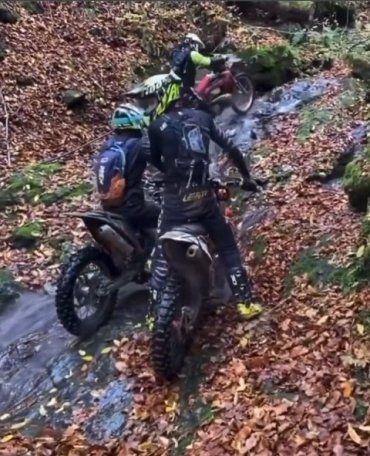 В Закарпатье расследуют катание банды мотоциклистов по горным рекам