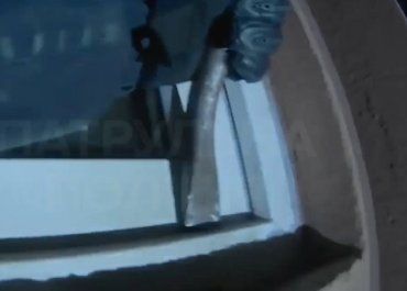 В Ужгороде патрульные залезли через окно, чтобы спасти женщину после инсульта 