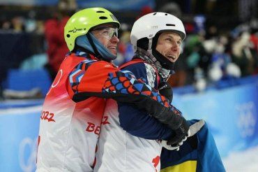 Фото дня: российский (слева) и украинский олимпийцы на соревнованиях по лыжной акробатике