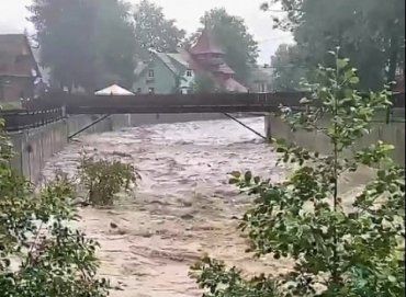 В Закарпатье значительно поднялся уровень воды в реках, начались подтопления: Пользователи соцсети выкладывают впечатляющие видео