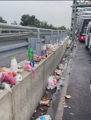 В Закарпатье мост на украинско-венгерской границе превратили в огромную мусорную свалку: Шокирующие кадры 