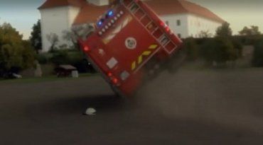 Все пошло не так: На показательных выступлениях в Венгрии машина пожарников перевернулась