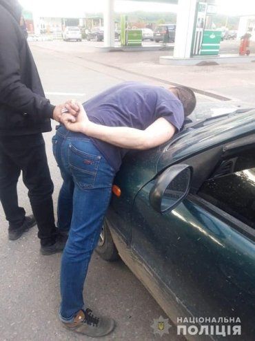 Амфетамин был уже расфасован: Полицейские в Закарпатье взяли наркоторговца на заправке