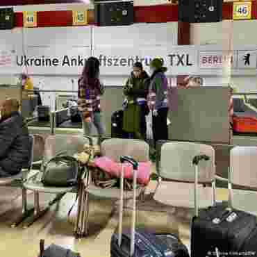В Германии беженцы из Украины живут в аэропорту, палатках и церквях