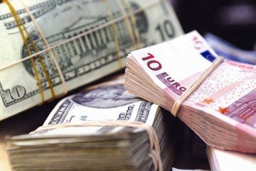 Беженцы, внимание!: В Украине упростили вывоз наличных долларов и евро за границу