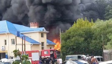 В Мукачево на автосервисе разбушевался масштабный пожар 