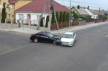 Серьезное ДТП в Закарпатье: Дамочка на Hyundai разнесла передок Mercedes 