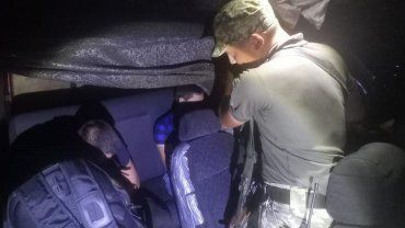 Спрятались "надежно": В Закарпатье на границе в Mercedes нашли дезертиров