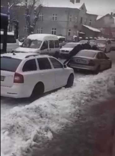 В Ужгороді “геній” паркування заблокував проїзд цілої вулиці