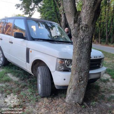 В Ужгороде "синий" водитель Range Rover остановился об дерево