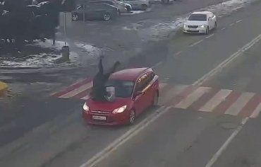 В Ужгороде на видео попало ДТП - на пешеходнике жестко сбили женщину 