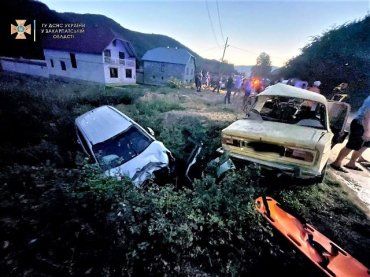 ВАЗ всмятку: В Закарпатье на дороге неразминулись две легковушки, погибли люди