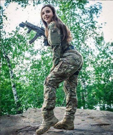 В Украине женщинам сотен специальностей придется встать на воинский учет