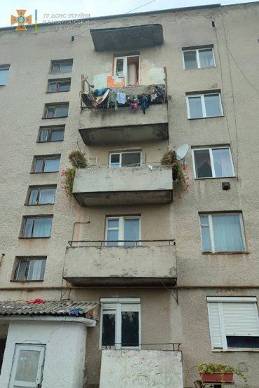 Женщина погибла сразу: В Закарпатье под матерью с сыном завалился балкон