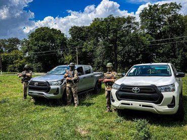 128 бригаде из Закарпатья для выполнения боевых задач отправили пикапы Toyota