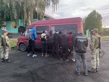 Сами вышли на организаторов: В Закарпатье задержали "тургруппу" военнообязанных 