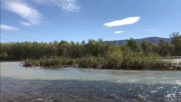 В Закарпатье завораживающее слияние двух рек сняли на камеру