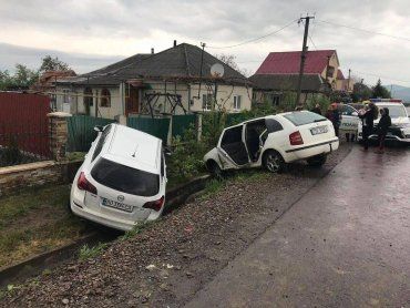 ДТП в Закарпатье: Оба автомобиля каким-то чудом пулей вылетели с дороги 