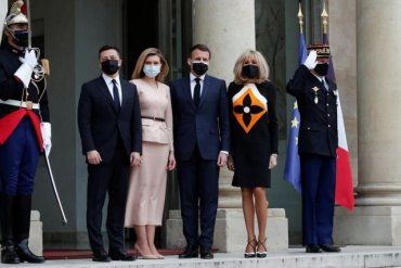 Зеленского в Париже ткнули носом в порошенковские Минские соглашения