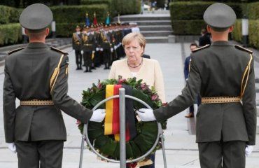 Меркель сама возложила венок на могилу неизвестного солдата. Зеленского не было рядом