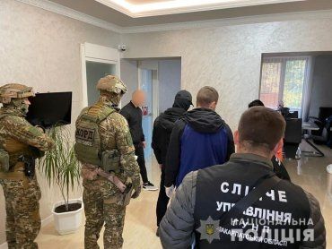 Масштабная спецоперация в Мукачево: При поддержке спецназа задержаны совсем молодые преступники при деньгах 
