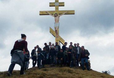 Жители села Колочава установили самый большой в украинских Карпатах крест