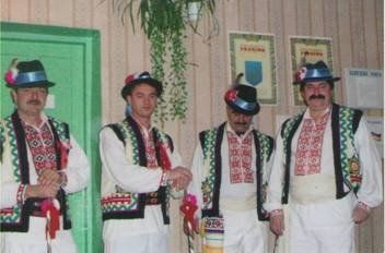 Лемки Луганщины в национальных костюмах