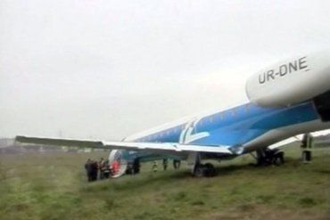 Самолет не успел затормозить и выехал за пределы взлетки
