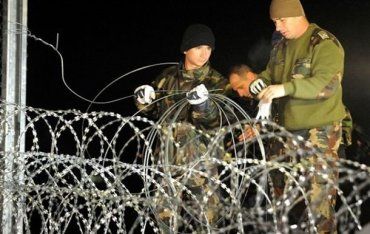 Поток мигрантов в Венгрию увеличился, несмотря на барьер на границе